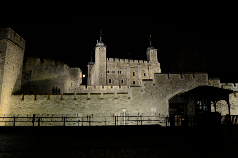 Der Tower of London beleuchtet bei Nacht