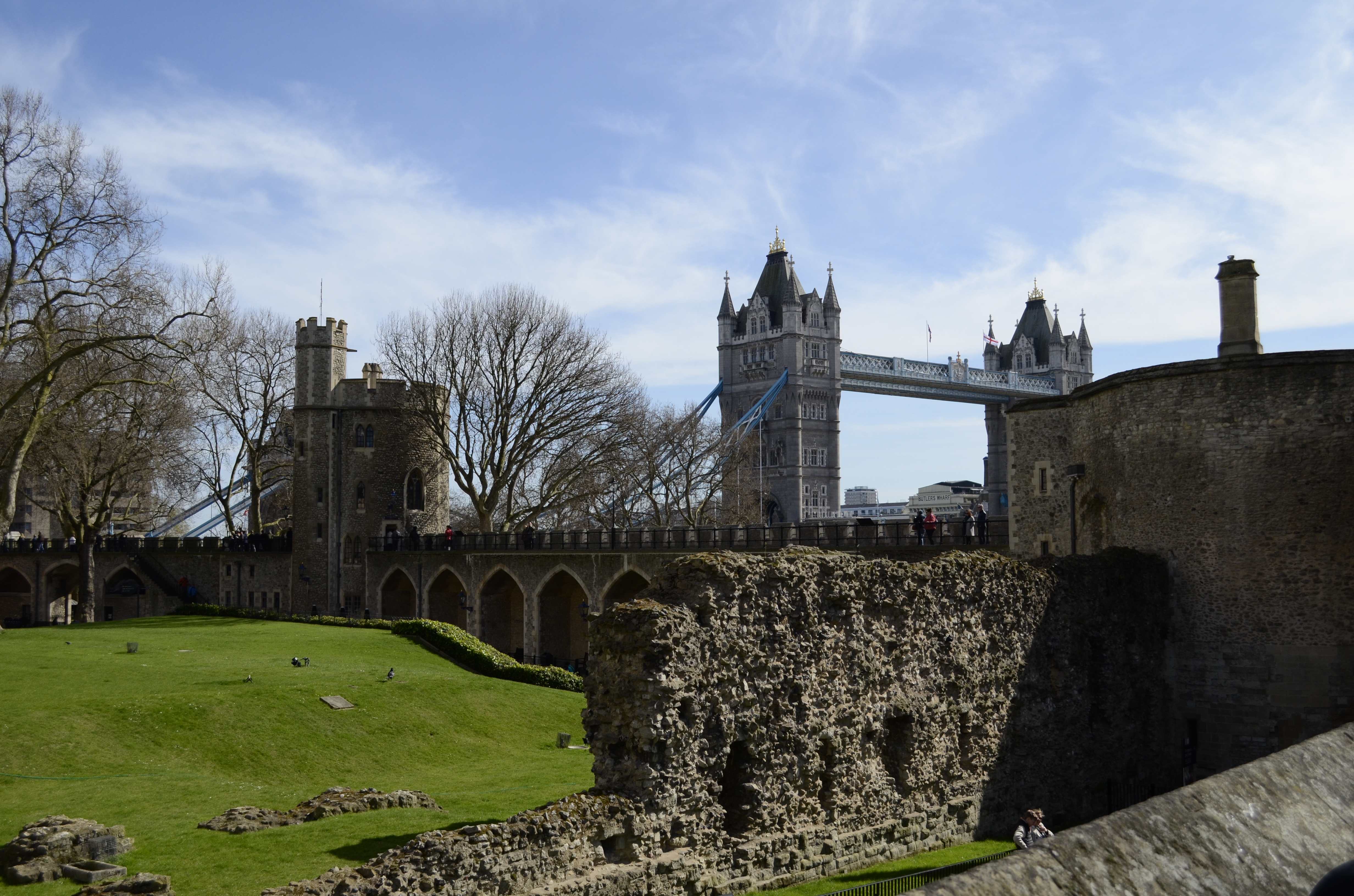 Blick auf die Tower Bridge vom Tower of London aus gesehen